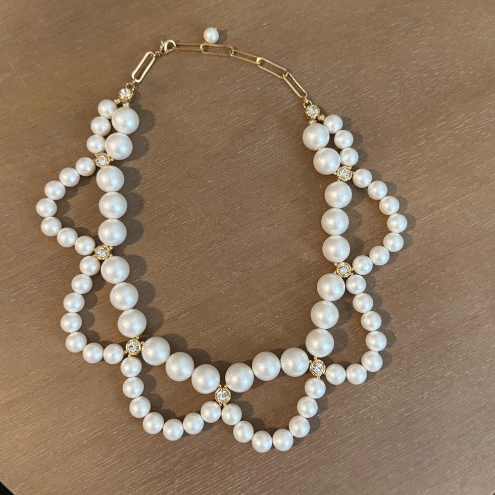 Elegant Pearl‎ Necklace with Gold/Diamond Accents